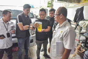 Sidak Bapokting: Pemkot Surabaya Temukan Minyak Kita Kurang Takaran
