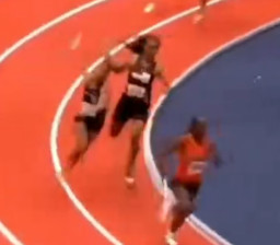 Lomba Lari Estafet, Atlet Wanita Dipukul Tongkat Lawannya hingga Tersungkur