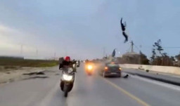 Motor Adu Banteng dengan Mobil, Pengendara Terpental ke Atas