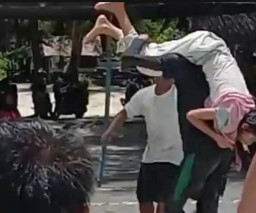 Mandi di Tepi Pantai, Empat Remaja Terseret Ombak