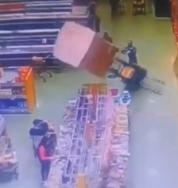 Belanja di Supermarket, Wanita Muda Tertimpa Tumpukan Kotak Susu Kental Manis