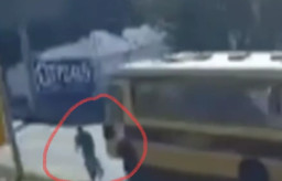 Naik Sepeda Ontel, Kakek Tua Dilindas Bus Kampus