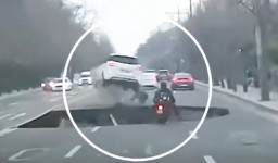 Jalan Raya Tiba-Tiba Berlubang Seluas 20 Meter, Pengendara Motor Hilang