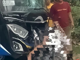 Pakai Motor Belok ke Kanan Diseruduk Bus dari Belakang