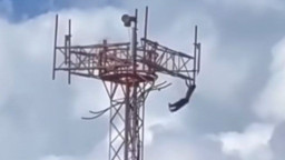 Pria Tak Dikenal Lompat dari Atas Menara Puluhan Meter Tingginya