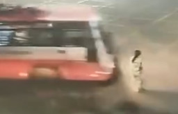 Sopir Lalai, Bus Tabrak Wanita Penyeberang Jalan Depan Balai Kota