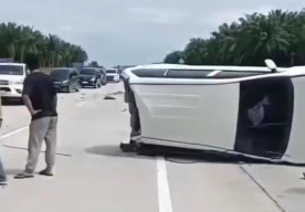 Pecah Ban, Minibus Terguling di Ruas Tol Kisaran