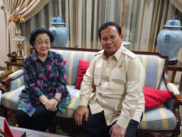 Prabowo Bawa Tomat Besar untuk Megawati