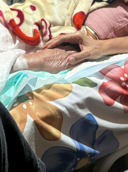 Karena Kondisi Tak Memungkinkan, Sudah Dua Tahun sebelum Wafat, Bunda Iffet Tak Menemani Slank