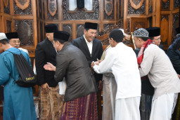 Usai Sholat Id, Bupati dan Wakil Bupati Sidoarjo Sowan ke Gus Ali