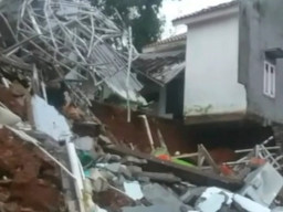 Selain Pohon Tumbang, Hujan Deras di Depok Sebabkan Rumah Roboh Terdampak Longsor