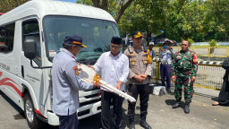 Raih Penghargaan Wahana Tata Nugraha, Pemkot Kediri Serah Terima Bantuan Bus Sekolah ke Dishub