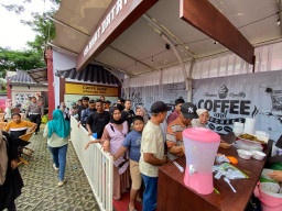 Polres Pasuruan Bagikan Makan Gratis untuk Pemudik