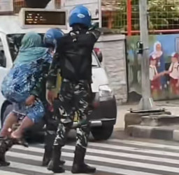 Viral, Dua Anggota TNI Gendong Seorang Ibu Ketika Hendak Menyeberang Jalan