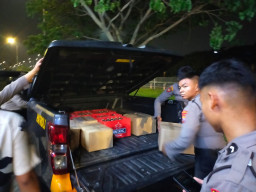 Petugas PJR Polda Jatim Gagalkan Peredaran Miras Oplosan dari Bali