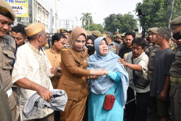 Pemkab Sidoarjo Normalisasi Afvoer Bono Desa Pepelegi, PKL Beri Jalan Alat Berat Untuk Masuk