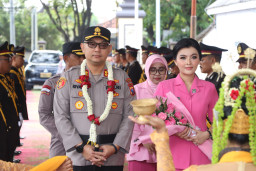 Prosesi Adat Sambut AKBP Rivanda sebagai Kapolres Sumenep yang Baru