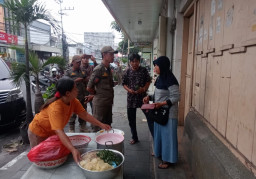 Salpol PP Kota Kediri Lakukan Patroli Pantau PKL ‘Nakal’