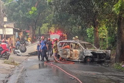 Sejumlah Mobil Polisi Dirusak Sekelompok OTK, Satu Hangus Terbakar