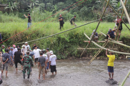 Wabup Bogor Berjibaku Cek Pembangunan Jembatan Sementara Penghubung Dua Desa