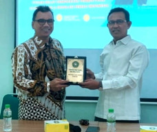 Mahasiswa MIP Unwahas Gelar Kuliah Umum dan Bedah Buku “Pasar Gelap Demokrasi”