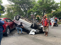 Tabrak 2 Mobil, Toyota Avanza Terbalik di Jalan Kusuma Bangsa Surabaya