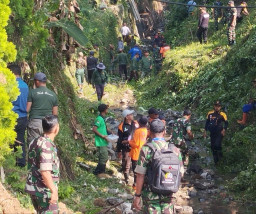 Peserta Diklat MTT Teritorial TNI AD Kerja Bakti Bersama Bersihkan Sungai Jalan Patimura Kota Batu