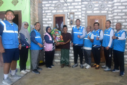 PLN UIT JBM Bantu Pemasangan Listrik Gratis Warga Pamekasan