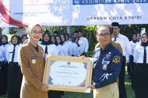 Wali Kota Kediri Vinanda Prameswati Terima Penghargaan serta Serahkan SK CPNS dan PPPK