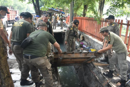 Satpol PP Surabaya Tertibkan 30 PKL di Atas Saluran Air Klenteng Mbah Ratu