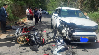 Lawan Arus, Motor Adu Banteng dengan Mobil