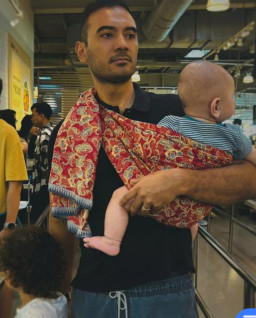 Aktor Ario Bayu Piawai Gendong Anak Pakai Jarik