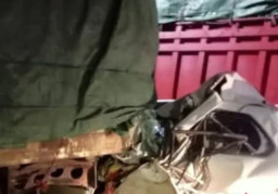 Diduga karena Sopir Ngantuk,  Avanza Tabrak Belakang Truk 