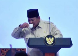 Prabowo Pidato sambil Nyeruput Kopi