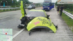 Hilang Kendali, Super Car Seruduk Suzuki Ignis di Tol Jombang