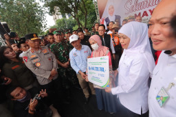 May Day, Gubernur Khofifah Serahkan Manfaat BPJS Ketenagakerjaan Ratusan Juta