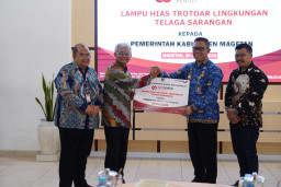 Lampu Hias CSR Bank Jatim Percantik Trotoar Telaga Sarangan