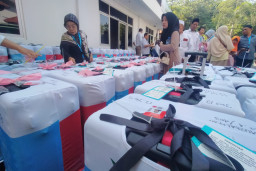 Jelang Keberangkatan, Calon Jamaah Haji Depok Serahkan Koper ke Kemenag