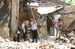 Mbak Nia Kunjungi Korban Ledakan Gas di Kalianget, Janji Bangun Rumah dan Beri Dukungan Pendidikan