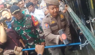 Petugas Gabungan Buka Gembok Gerbang SDN Utan Jaya Depok, Gubernur Jabar Tegaskan Ini