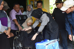 Wabup Sidoarjo Kunjungi Nenek yang Tinggal Sebatangkara