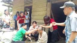 Dalam Rangka Peringati Hari Kartini, Ketua TP PKK Nias Barat Berbagi Tali Asih