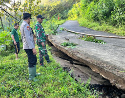 Diterjang Longsor, Jalan Ponorogo-Trenggalek Amblas dan Rusak Rumah