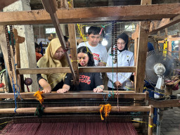 Mbak Wali Kenalkan Pontensi Daerah, Pemeran Film ‘Cocote Tonggo’ Kagumi Tenun Ikat