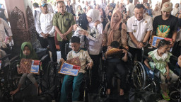 Salurkan Bansos di Ponorogo, Gubernur Jatim: Jangan Digunakan Untuk Beli Paket Data