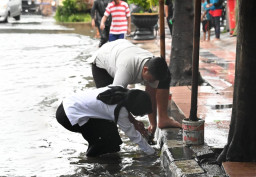 Tinjau Banjir di Kota Kediri, Mbak Vinanda Pungut Sampah yang Tutup Gorong-Gorong