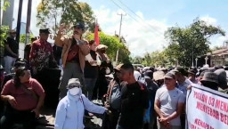 Memanas! Massa Kembali Geruduk Kantor Bawaslu Bengkulu Selatan