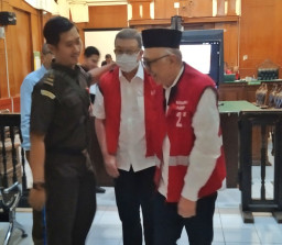 Edward Tjandrakusuma dan Ferry Alfris Sangeroki, Dua Penipu Kondotel Dituntut 3,5 Tahun Penjara