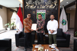 BPN Serahkan 6 Sertifikat Aset Redistribusi Tanah Kepada Pemkot Batu