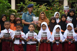 Lanal Cilacap Distribusi Tahap I Buku Sejarah “Bumi Hangus Cilacap Tahun 1947” ke 31 SD dan Perguruan Tinggi